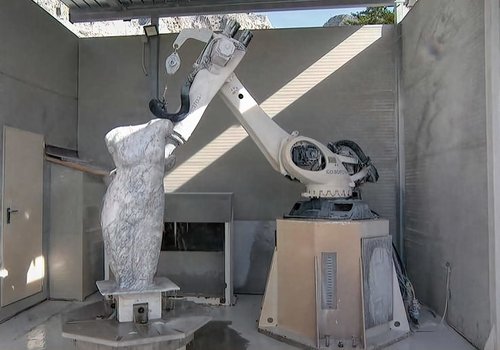 Робот-скульптор, способный создавать произведения из мрамора
