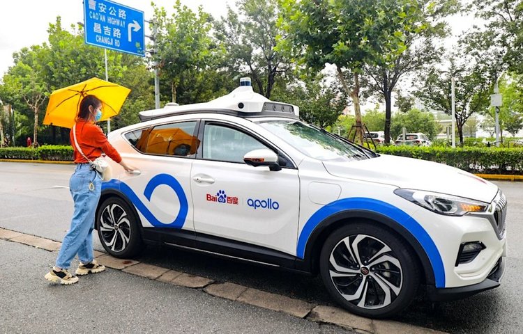 В Пекине вводят в эксплуатацию первые беспилотные такси