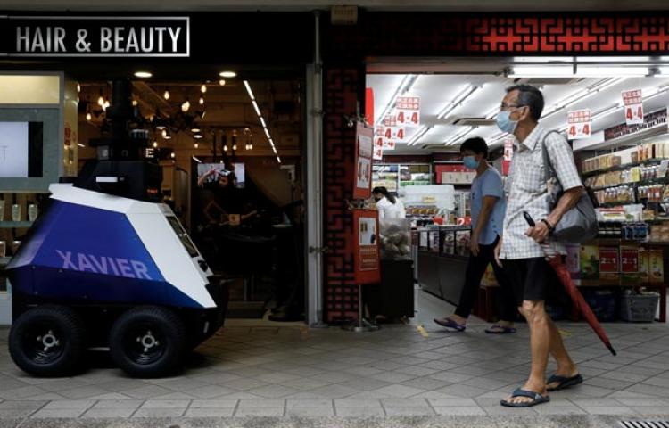 В Сингапуре роботы-полицейские начали патрулировать улицы