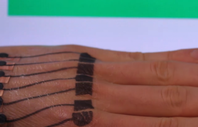 Эта умная татуировка превращает вашу кожу в сенсорную панель!