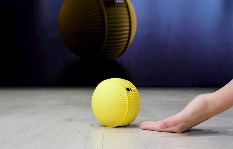 Samsung Ballie - это миниатюрный домашний робот, которым можно управлять с помощью голосовых команд