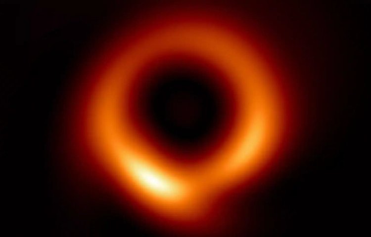 ИИ уточняет первое в истории изображение сверхмассивной черной дыры