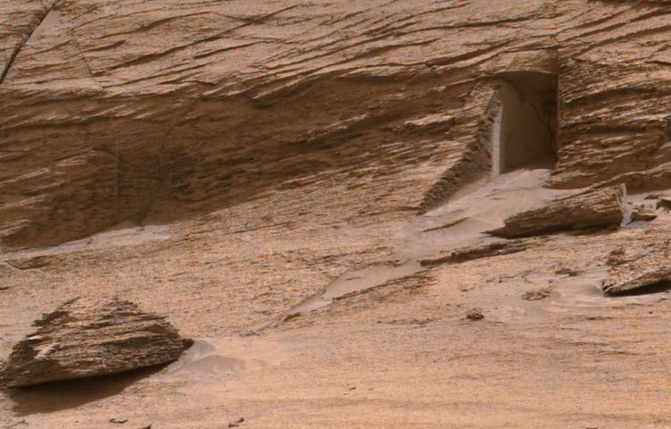Странная структура, похожая на дверь, обнаружена на Марсе