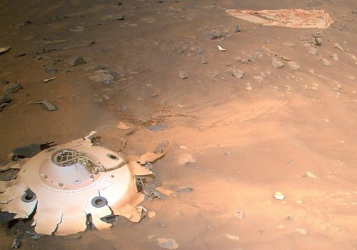 Ingenuity пролетает над останками космического корабля, сбросившего его на Марс