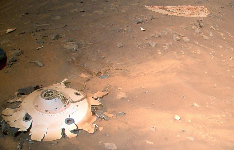 Ingenuity пролетает над останками космического корабля, сбросившего его на Марс