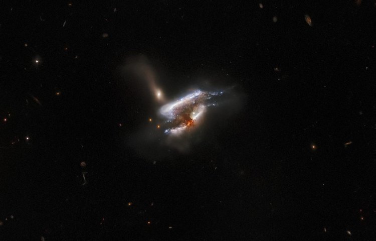 Хаббл запечатлел редкое слияние трех галактик