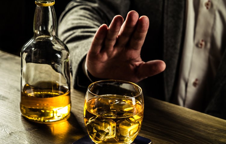 Почему не следует употреблять алкоголь на пустой желудок?