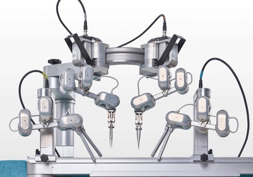 Микрохирургический «кобот» успешно завершил первые операции