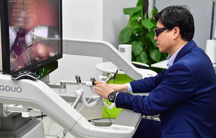 Китайский хирург провел первую в мире дистанционную операцию с помощью сети 5G